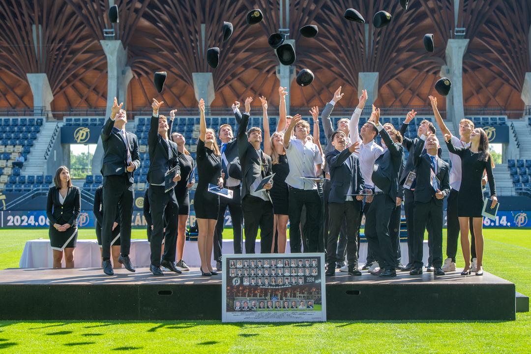 Image of Szálljanak a sapkák jó széllel!