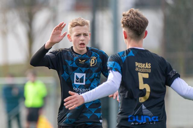 Image of Kétszer kettőt rúgtak a kicsik