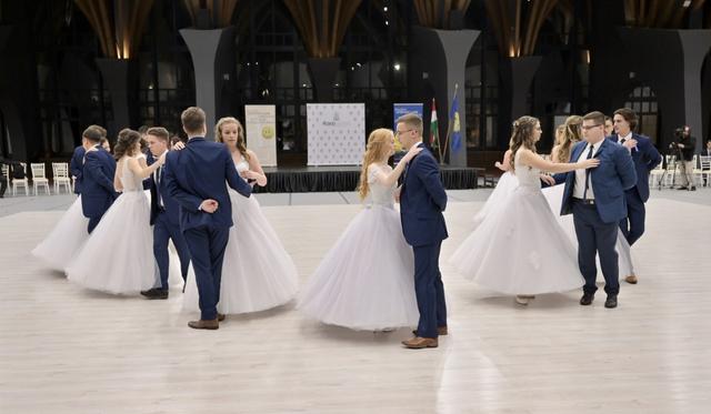 Image of Hitelesítő aláírásként – szalagavató a Letenyeyben